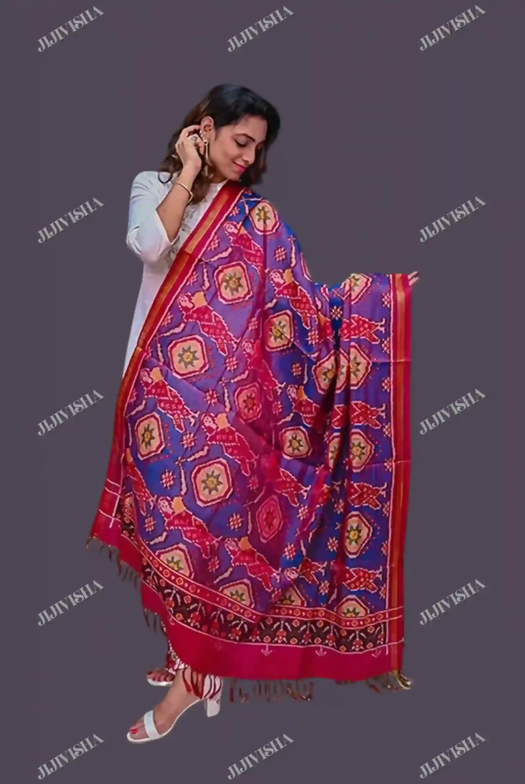 JVWAPSW0028_1 Buy Blue Patan Patola Handwoven Silk Dupatta with Delicate Fish Motifs Online