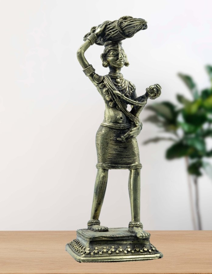 Sarvsiddhi Handmade Showpiece – Working Mother with Baby in Hand