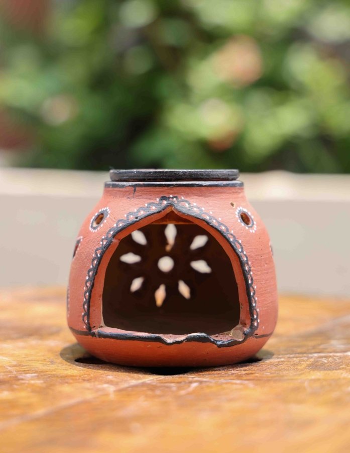 Kutch Rustic Radiance – Floral Cutwork Diffuser Lamp